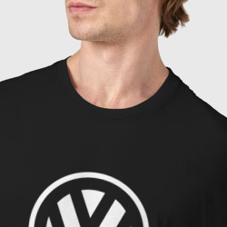 Футболка с принтом Volkswagen для мужчины, вид на модели спереди №4. Цвет основы: черный