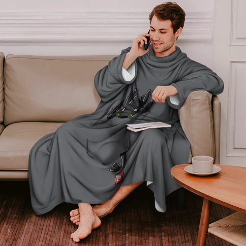 Плед с рукавами с принтом Как приручить дракона, фото на моделе #1