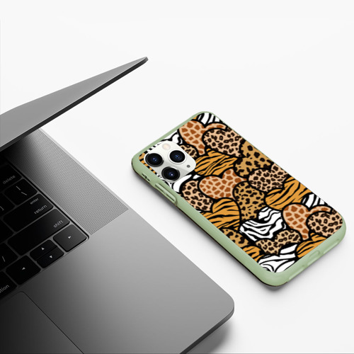 Чехол для iPhone 11 Pro матовый Сердца из шкур африканских животных, цвет салатовый - фото 5