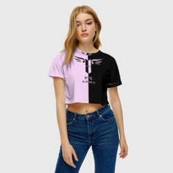Топик (короткая футболка или блузка, не доходящая до середины живота) с принтом BTS A.R.M.Y для женщины, вид на модели спереди №2. Цвет основы: белый