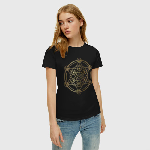 Женская футболка хлопок с принтом Золотой куб метатрона, фото на моделе #1