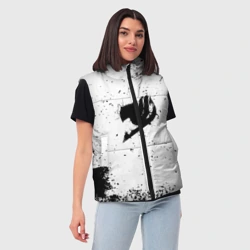 Женский жилет утепленный 3D Черный логотип Хвост Феи на белом - фото 2