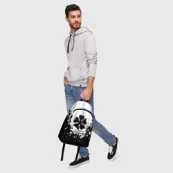 Рюкзак с принтом Логотип Черный Клевер точечный фон для любого человека, вид спереди №5. Цвет основы: белый