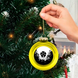 Ёлочный шар стеклянный/пластиковый Логотип Черный Клевер точечный фон - фото 2