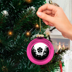 Стеклянный ёлочный шар Логотип Черный Клевер точечный фон - фото 2