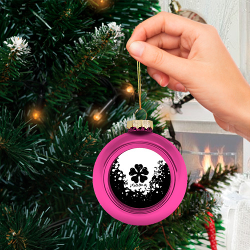 Стеклянный ёлочный шар Логотип Черный Клевер точечный фон, цвет розовый - фото 3