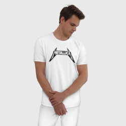 Пижама с принтом Metallica для мужчины, вид на модели спереди №2. Цвет основы: белый