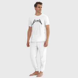 Пижама с принтом Metallica для мужчины, вид на модели спереди №3. Цвет основы: белый
