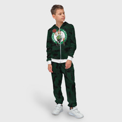Костюм с принтом Boston Celtics для ребенка, вид на модели спереди №2. Цвет основы: белый