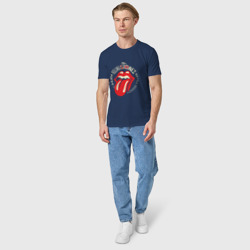 Футболка с принтом Rolling Stones для женщины, вид на модели спереди №3. Цвет основы: темно-синий