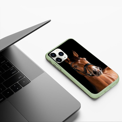 Чехол для iPhone 11 Pro матовый Гнедая лошадь, цвет салатовый - фото 5
