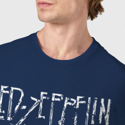 Футболка с принтом Led Zeppelin для мужчины, вид на модели спереди №4. Цвет основы: темно-синий
