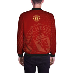 Бомбер с принтом Манчестер Юнайтед для мужчины, вид на модели сзади №2. Цвет основы: черный