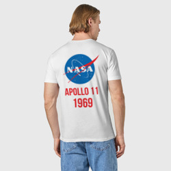 Футболка с принтом Nasa Apollo 11 для мужчины, вид на модели сзади №2. Цвет основы: белый