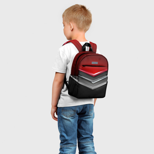 Детский рюкзак 3D с принтом Металлические уголки-стрелки серебристые с красной пластиной, фото на моделе #1