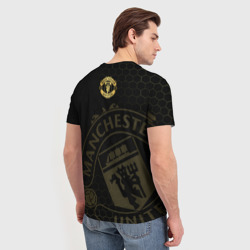 Футболка с принтом Манчестер Юнайтед — team coat of arms для мужчины, вид на модели сзади №2. Цвет основы: белый