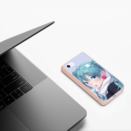 Чехол для iPhone 5/5S матовый Hatsune Miku. Winter, цвет светло-розовый - фото 5