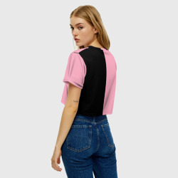 Топик (короткая футболка или блузка, не доходящая до середины живота) с принтом Blackpink для женщины, вид на модели сзади №2. Цвет основы: белый