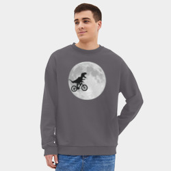 Мужской свитшот oversize без начеса хлопок T-rex Riding a Bike against the backdrop of the moon - фото 2