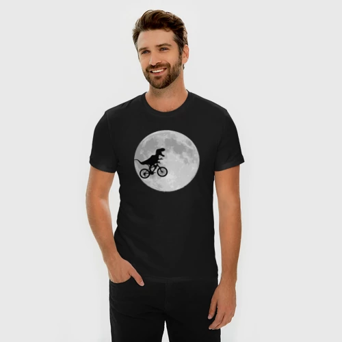 Мужская футболка хлопок Slim с принтом T-rex Riding a Bike against the backdrop of the moon, фото на моделе #1