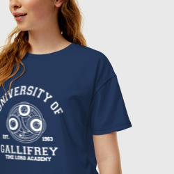 Футболка с принтом Доктор Кто, Галлифрей для женщины, вид на модели спереди №2. Цвет основы: темно-синий