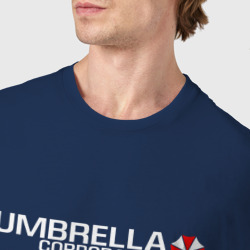 Футболка с принтом Umbrella Corp Амбрелла на спине для мужчины, вид на модели спереди №4. Цвет основы: темно-синий