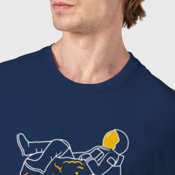 Футболка с принтом Космонавт для мужчины, вид на модели спереди №4. Цвет основы: темно-синий