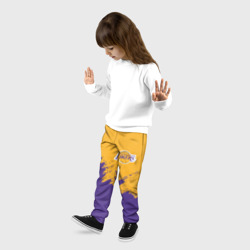 Брюки с принтом LA Lakers Лейкерс для ребенка, вид на модели спереди №2. Цвет основы: черный