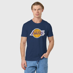 Футболка с принтом LA Lakers +спина Лейкерс для женщины, вид на модели спереди №2. Цвет основы: темно-синий