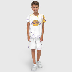 Костюм с принтом LA Lakers для ребенка, вид на модели спереди №2. Цвет основы: белый