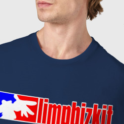 Футболка с принтом Limp Bizkit Лимп Бизкит для мужчины, вид на модели спереди №4. Цвет основы: темно-синий