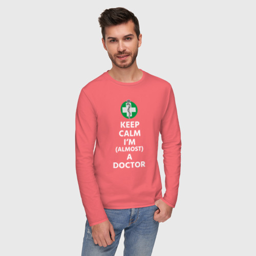 Мужской лонгслив хлопок Keep kalm I’m a Doctor, цвет коралловый - фото 3