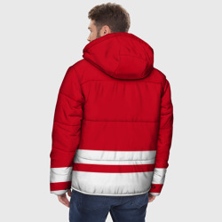 Куртка с принтом Детройт Ред Уингз для мужчины, вид на модели сзади №2. Цвет основы: черный