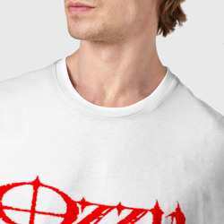 Футболка с принтом Ozzy Osbourne red emblem для мужчины, вид на модели спереди №4. Цвет основы: белый