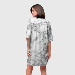 Платье с принтом Мрамор для женщины, вид на модели сзади №2. Цвет основы: белый