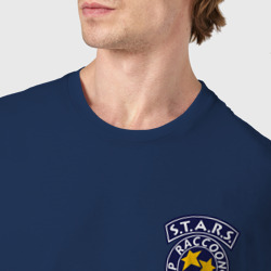 Футболка с принтом S.T.A.R.S. На спине для мужчины, вид на модели спереди №4. Цвет основы: темно-синий