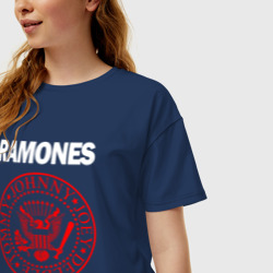 Футболка с принтом Ramones для женщины, вид на модели спереди №2. Цвет основы: темно-синий