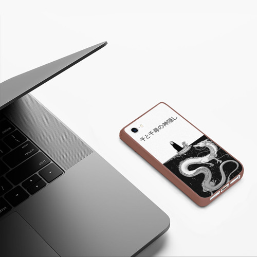 Чехол для iPhone 5/5S матовый Тихиро плывет вместе с Безликим, цвет коричневый - фото 5