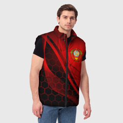 Жилет с принтом С гербом СССР на красном с гексагонами для мужчины, вид на модели спереди №2. Цвет основы: черный