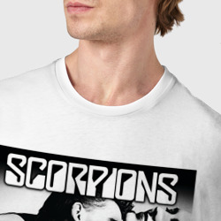 Футболка с принтом Scorpions для мужчины, вид на модели спереди №4. Цвет основы: белый