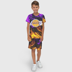 Костюм с принтом LA Lakers для ребенка, вид на модели спереди №2. Цвет основы: белый