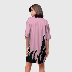 Платье с принтом BlackPink для женщины, вид на модели сзади №2. Цвет основы: белый