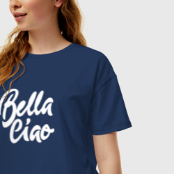 Футболка с принтом Бумажный дом Bella Ciao для женщины, вид на модели спереди №2. Цвет основы: темно-синий