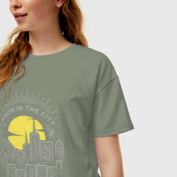 Женская футболка хлопок Oversize Луна в городе - фото 2