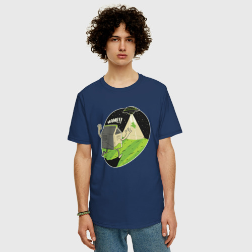 Мужская футболка хлопок Oversize с принтом НЛО похищает корову, фото на моделе #1