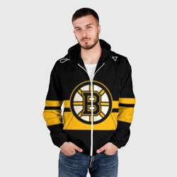 Ветровка с принтом Boston Bruins NHL для мужчины, вид на модели спереди №2. Цвет основы: белый