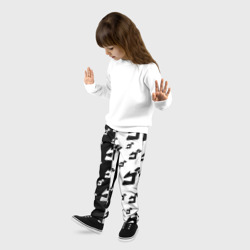 Брюки с принтом Паттерн ДжоДжо черно-белый для ребенка, вид на модели спереди №2. Цвет основы: черный