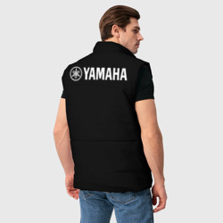 Жилет с принтом Yamaha на спине для мужчины, вид на модели сзади №2. Цвет основы: черный