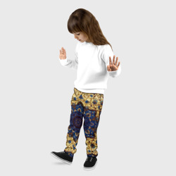Брюки с принтом Золотой ковер для ребенка, вид на модели спереди №2. Цвет основы: черный