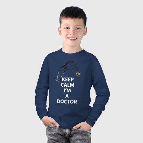 Детский лонгслив хлопок с принтом KEEP CALM I'M A DOCTOR, фото на моделе #1